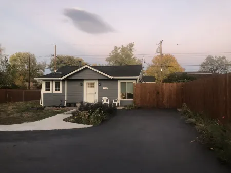 Pet friendly Bungalow. Close to Downtown and Mountains!