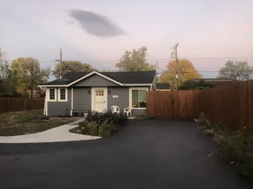 Pet friendly Bungalow. Close to Downtown and Mountains!