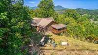 Winter escape Parking 6mi to Dollywood 2mi to The Island! Great View! King Beds!