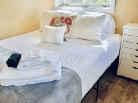 Cozy Cottage near Lake & Skiing, Hot Tub, fireplace & Fire-pit, Pets Allowed Hotels in Melrose Township