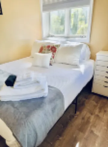 Cozy Cottage near Lake & Skiing, Hot Tub, fireplace & Fire-pit, Pets Allowed