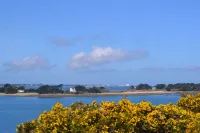 House between land and sea, 10 minutes' walk from the beach and GR34.