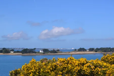 House between land and sea, 10 minutes' walk from the beach and GR34. Отели в г. Карантек