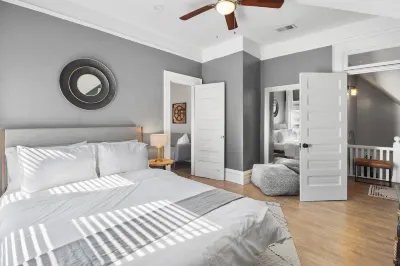 Stunning Upscale Retreat - Steps from Everything Hotel in zona UWM English as a Second Language Program