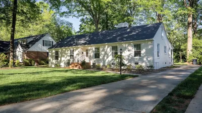 Comfy family or multi couple retreat. Near Friendly Center, Tanger, Downtown! Hotels near Sprouts Farmers Market