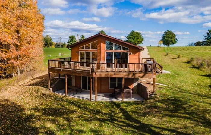 Luxury River View Cabin, Hot Tub + Fireplace, Private Retreat