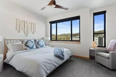 Downtown, Private Rooftop Hot Tub, Mtn View, Dog-Friendly!