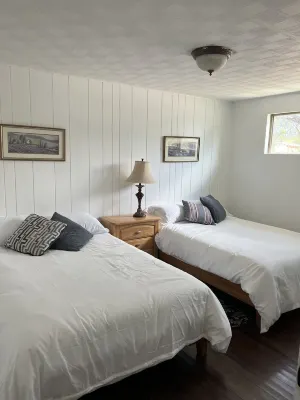 Legacy House: Roomy and wheelchair accessible house near the mountains.