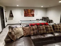 New 5 Bed 4 Bath Cabin, Fire Pit, Hot Tub, Arcade Games & All Paved Roads Hoteles en South Lawrence