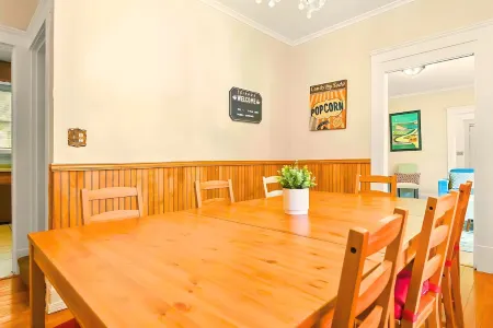 Historic Bungalow: For Groups & Families Sleeps 11 Отели в г. Спрингфилд