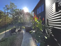 The Grain Binn: Lux / hot tub / unique stay/ king bed / gas fireplace