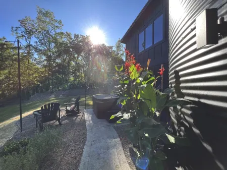 The Grain Binn: Lux / hot tub / unique stay/ king bed / gas fireplace