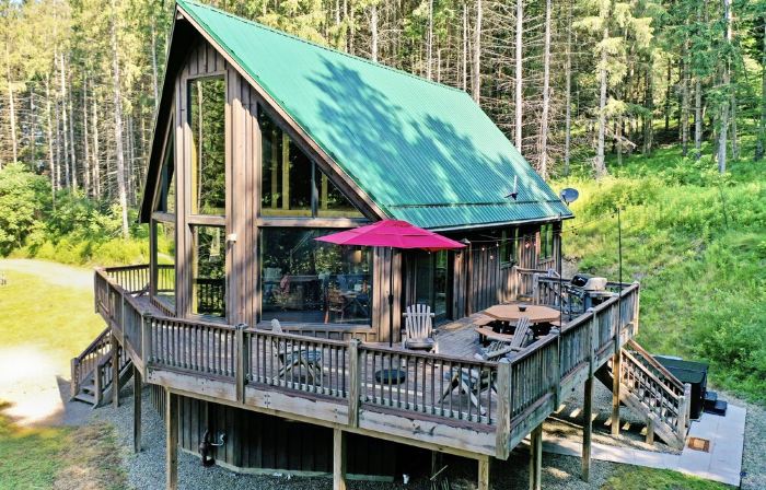 The Pines on Maples~ Hot Tub ~ Fire Pit & Indoor Fireplace - Game Room