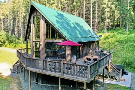 The Pines on Maples~ Hot Tub ~ Fire Pit & Indoor Fireplace - Game Room