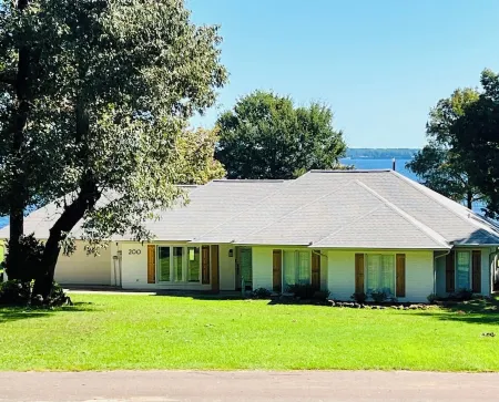 Toledo Bend Lakefront Home in Pendleton Harbor. Great for a family vacation!