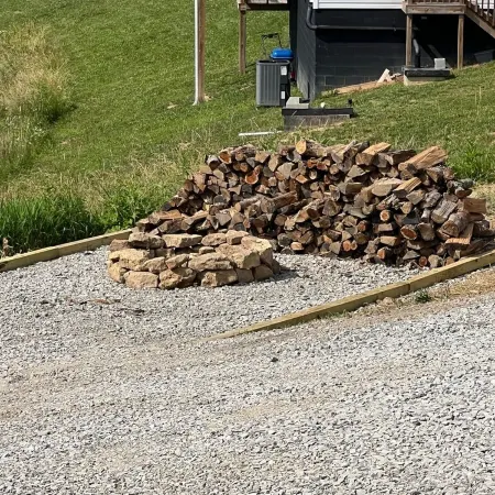 Cozy 2-bedroom cabin with WiFi, AC in delightful Rock. 2 minutes from trails.