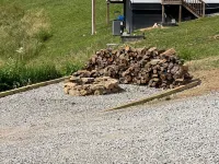 Cozy 2-bedroom cabin with WiFi, AC in delightful Rock. 2 minutes from trails.