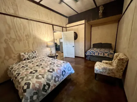 Spacious barndominium on scenic farmland. 5 miles from Guntersville boat ramp!