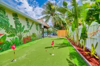 Modern Tropical 5 bd, 4 bath, heated pool, Mini Golf, tiki hut, outdoor bar Hotels near South Florida National Cemetery