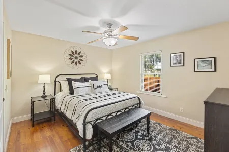 Southern Comfort 2-BR Cottage-Downtown Inverness