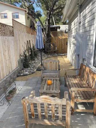 Downtown Cozy Cottage, two blocks from downtown and new! Отели рядом с достопримечательностью «PARK STREET GALLERY»