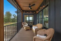 Cliffside Cottage, Private Pond, 50 acres w/ Breathtaking views near Galena, IL