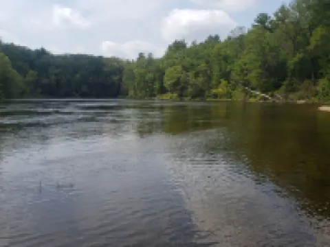 Charming completely updated cottage with water views of Croton Pond. Hotels in Croton Township