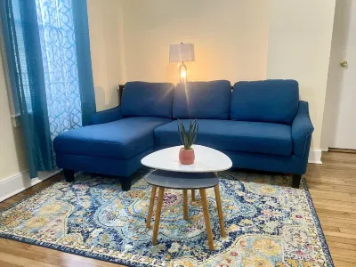 Cheerful 3-BR 2-full BR home close to Downtown 엘름 공원 주변 호텔