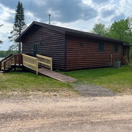 EAGLE LODGE - Large log cabin on the E. Fork of Chippewa River
