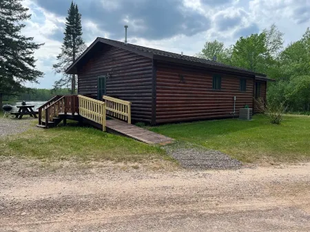 EAGLE LODGE - Large log cabin on the E. Fork of Chippewa River