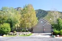 Spacious  Mountain Retreat, 15 minutes to world class skiing at Alta & Snowbird