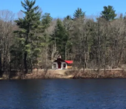 Beautiful cottage on quiet country road walking distance to charming North Creek