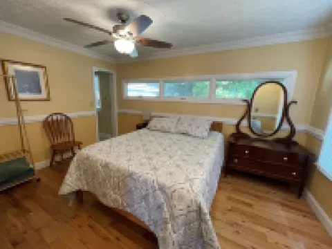 MOUNTAIN TOP RETREAT - STUNNING VIEWS! Hot tub, secluded, family friendly, 5BR!