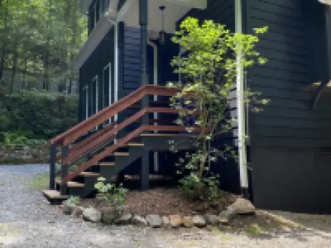 THE LOVERLY - Your Romantic Love Nest - hot tub, 3 fireplaces, 2 bath,  gazebo Hotels in Edneyville