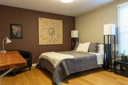 Launch your Colorado adventures – Historic Downtown convenience Отели рядом с достопримечательностью «Университет Колорадо Меса»