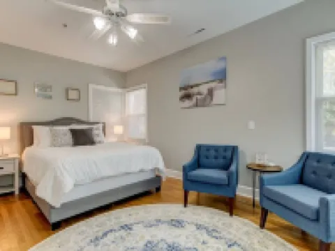 HOLIDAY SALE! Nice Downtown Dunedin Bungalow! โรงแรมในดูนดิน