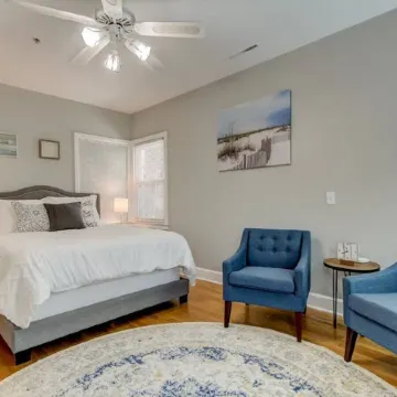 Sale! Book Now! Nice 1 Bedroom- Downtown Dunedin Bungalow!