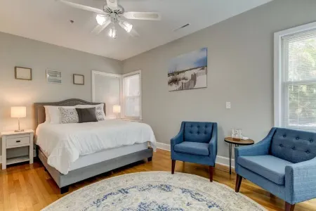 HOLIDAY SALE! Nice Downtown Dunedin Bungalow! Отели в г. Данедин
