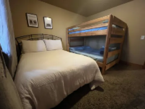 Rustic 4 bedroom cabin at Gilded Mountain, wifi, pool access, paved roads