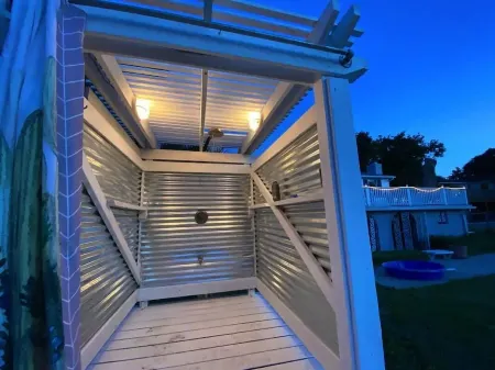 The Cosmic Folly Space Ranch Отели рядом с достопримечательностью «Спортивная площадка Уэйв Уотч»