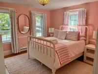 Downtown Historical Bristol Seaside Cottage w Front Row Seats to 4th July Parade Hotels in Bristol