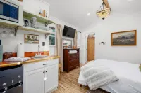 River Haven Treehouse w/Hot Tub by Gruene!