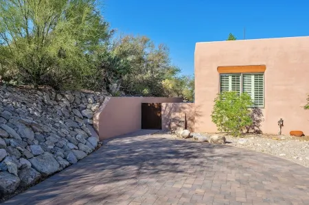 Tranquil and Luxurious Guesthouse near hikes and trails in Tucson with Hot tub Отели в г. Каталина Футхилс