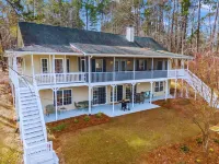 Lake front home on Lake Sinclair: Modern, fire pit, dock, private, pet-friendly!