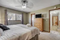 NEW! Centrally located I Garden of the Gods I Pets