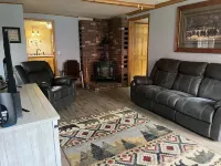 Charming Eagle Bay Cottage — 2 min walk to private Fourth Lake beach!