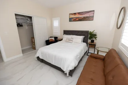 Guesthouse near Anaheim Convention