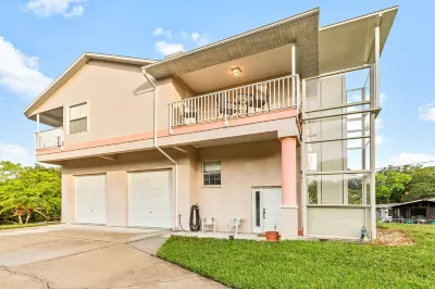 Waterfront home great for family gatherings or weekend getaways! Pet-friendly Weeki Wachee Spring附近的飯店