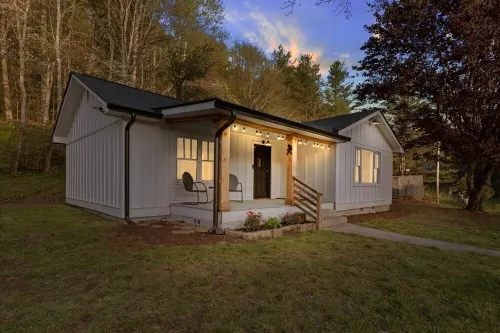 Scaly Mtn/Highlands  Modern NC Farmhouse-6.5 AC 2 Creeks
