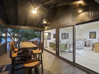 The Armadillo Villa! Hillside Haven with a Panoramic View of the Colorado River Hotels in Marble Falls